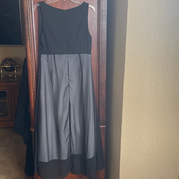 Elegant Black and Gray Dress - Picture 2 of 2